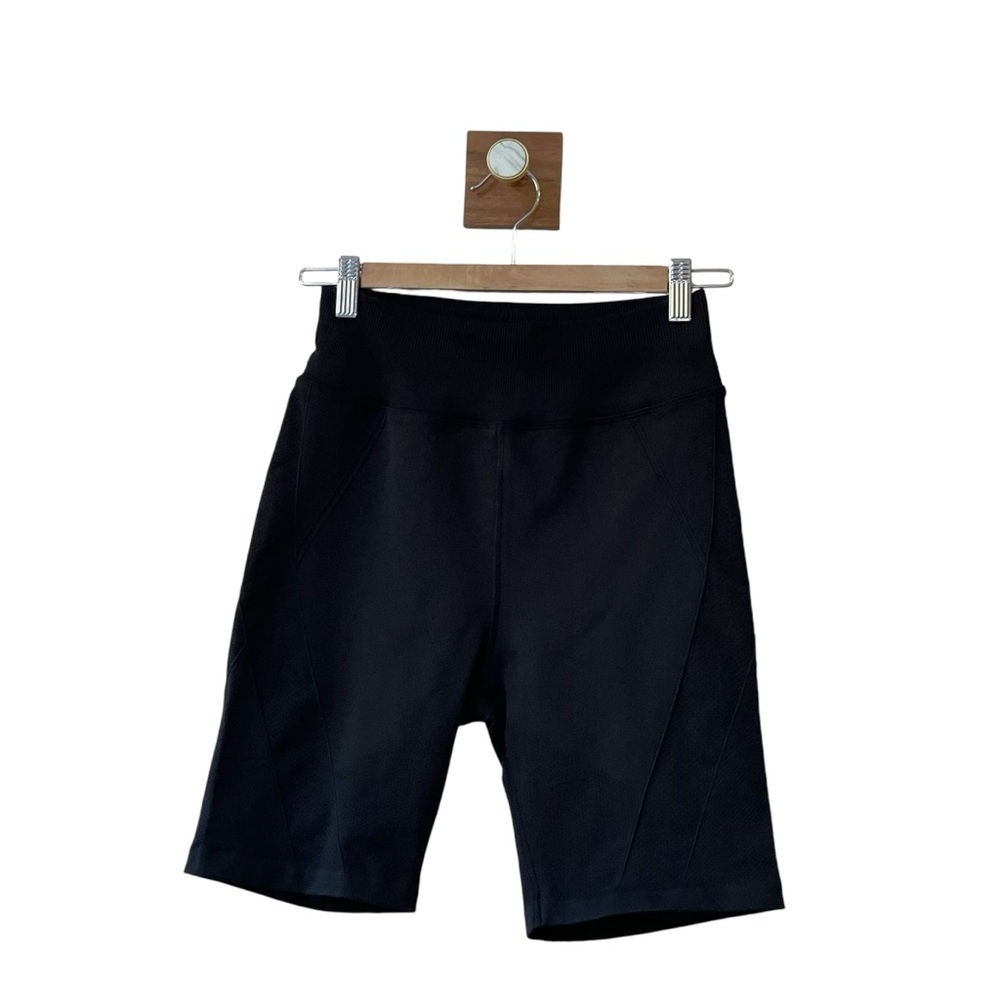 Lululemon For the Chill Of It High Rise Short 8"
Black